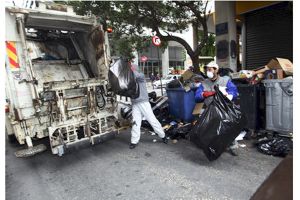 Οι «σκουπιδιάρηδες» των Δήμων και το πρόγραμμα «Βοήθεια στο σπίτι»